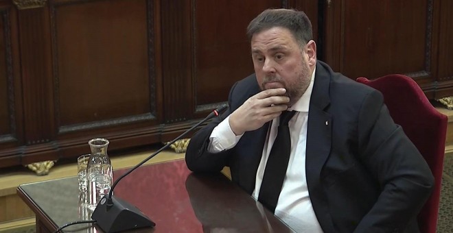 Imagen tomada de la señal institucional del Tribunal Supremo de la declaración del exvicepresidente de la Generalitat y principal acusado, Oriol Junqueras, durante la tercera jornada del juicio del 'procés' en la Sala de Plenos del Tribunal Supremo. / EFE