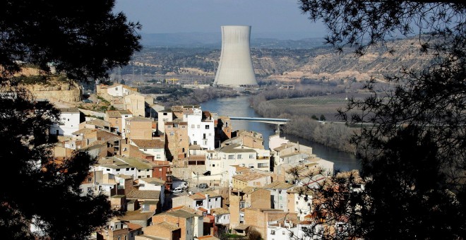 Las aguas del Ebro bordean la central nuclear de Ascó en Tarragona. REUTERS/Gustau Nacarino