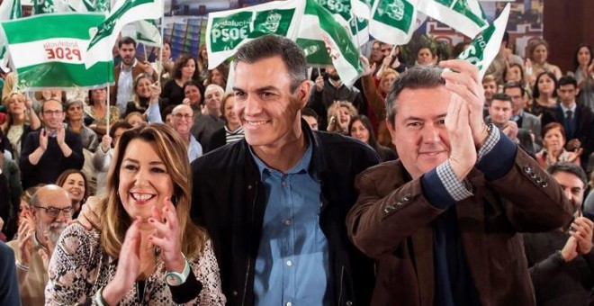 El presidente del Gobierno y secretario general del PSOE, Pedro Sánchez (c), y la secretaria general de los socialistas andaluces, Susana Díaz (i), participan este sábado en el acto de presentación de la candidatura de Juan Espadas (d) a la Alcaldía de S