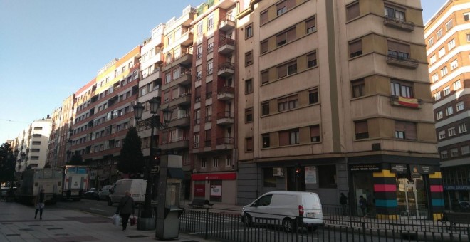 Viviendas en una calle de Oviedo. E.P.