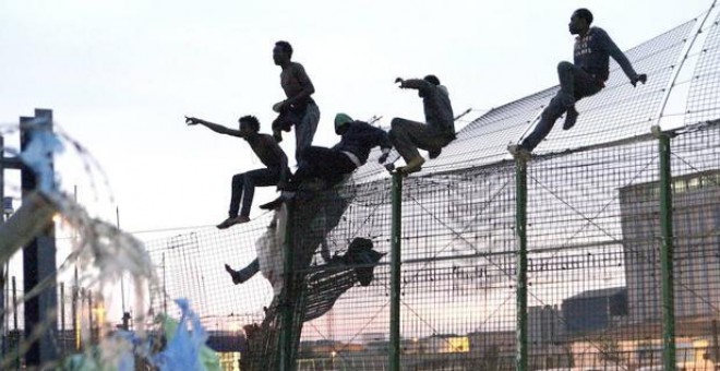 Imagen de archivo de personas migrantes saltando la valla de Melilla/ EFE