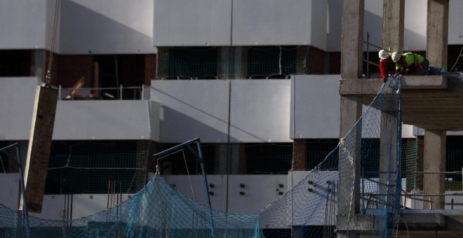 Obras de construcción de un edificio de viviendas en Madrid. REUTERS/Susana Vera