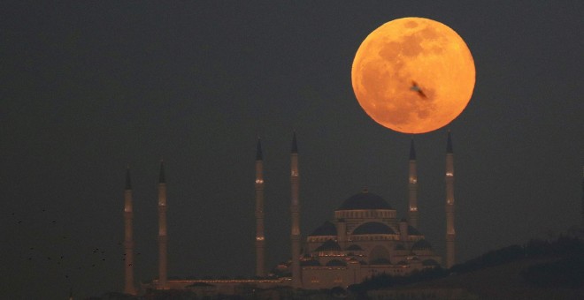 La superluna es un fenómeno que ocurre cuando la luna llena se encuentra en su perigeo, el punto más cercano a la Tierra EFE/ Erdem Sahin