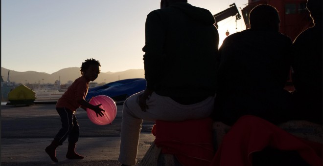 Una niña migrante juega en el puerto de Algeciras, donde pasó varios días recluida junto a cientos de migrantes llegados en patera el pasado julio. JAIRO VARGAS