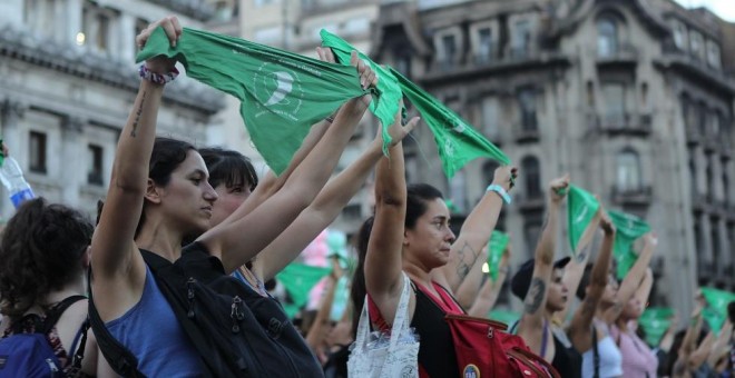 Concentración por el aniversario del primer 'pañuelazo' a favor de la legalización del aborto, en Buenos Aires (Argentina). EFE/Marina Guillén