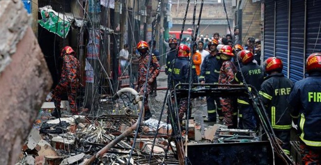 Los Bomberos  trabajan para apagar el fuego declarado e en el casco antiguo de Daca, Bangladesh./ EFE