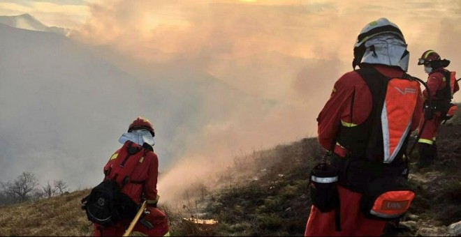 Imagen de archivo de los efectivos trabajando en las labores de extinción de los incendios en Cantabria./ EFE
