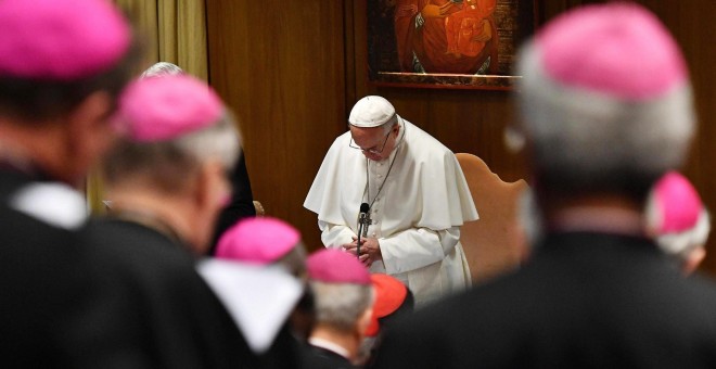 21/02/2019.- El papa Francisco (c) reza durante la inauguración de la reunión para la protección de menores ante los abusos sexuales este jueves en el Vaticano. / EFE