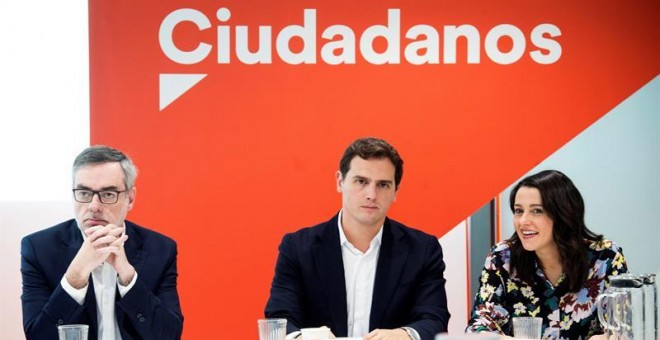 El presidente de Ciudadanos, Albert Rivera (c), junto al secretario general, José Manuel Villegas (i), y la líder del partido en Cataluña, Inés Arrimadas (d). /EFE