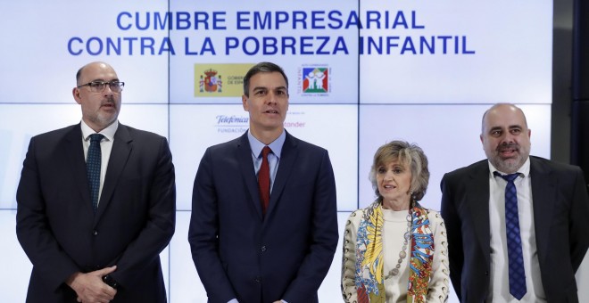 El presidente del gobierno Pedro Sánchez, la ministra de Sanidad María Luisa Carcedo, el presidente ejecutivo de Telefónica España Emilio Gayo (i),y el sociólogo español especialista en el estudio de la pobreza Pau Marí-Klose, en la Cumbre Empresarial con