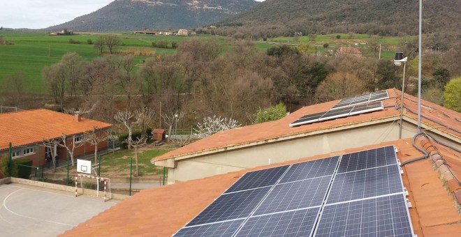 Una teulada amb una placa solar a Avià. AJUNTAMENT D'AVIÀ.