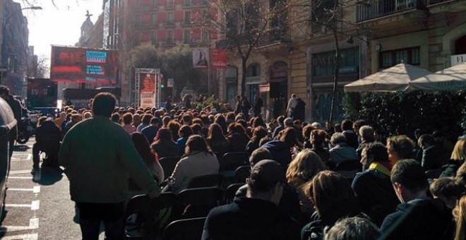 21/02/2019.- Òmnium corta la calle Diputació de Barcelona para seguir la declaración de Cuixart. EUROPA PRESS