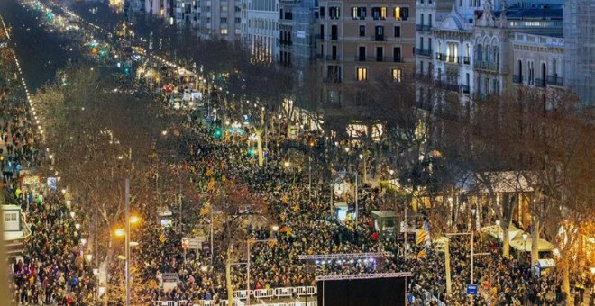 21/02/2019.- Miles de personas abarrotan el Paseo de Gracia de Barcelona este jueves en la manifestación unitaria de la jornada de huelga general en Cataluña convocada por el sindicato independentista Intersindical-CSC en protesta por el juicio del 'proc