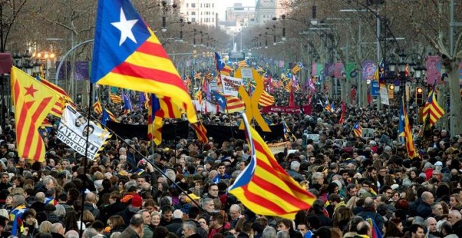 21/02/2019.- Miles de personas abarrotan la Diagonal de Barcelona este jueves en la manifestación unitaria de la jornada de huelga general en Cataluña convocada por el sindicato independentista Intersindical-CSC en protesta por el juicio del 'procés' que