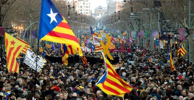 21/02/2019.- Miles de personas abarrotan la Diagonal de Barcelona este jueves en la manifestación unitaria de la jornada de huelga general en Cataluña convocada por el sindicato independentista Intersindical-CSC en protesta por el juicio del 'procés' que