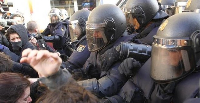 Agentes de la Unidad de Intervención Policial (UIP) de la Policía Nacional desplegados para el desahucio de cuatro familias en la calle Argumosa 11 de Madrid. / EUROPA PRESS