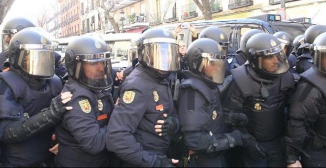 Agentes de la Unidad de Intervención Policial (UIP) de la Policía Nacional desplegados para el desahucio de cuatro familias en la calle Argumosa 11 de Madrid. / EUROPA PRESS