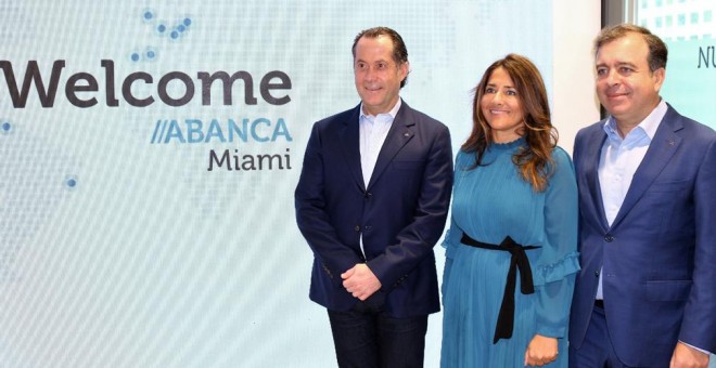 El presidente de Abanca, el venezolano Juan Carlos Escotet (i); la gerente general de la sucursal en Miami, Mónica Vázquez (c), y el consejero delegado del banco Francisco Botas (d), en la nueva sede de la entidad gallega en Florida. EFE