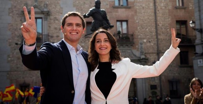 La líder de Ciudadanos en Cataluña, Inés Arrimadas, junto al presidente de Ciudadanos, Albert Rivera, un acto este sábado en la madrileña plaza de la Villa, en el que ha confirmado que concurrirá a las elecciones generales del 28 de abril como número uno