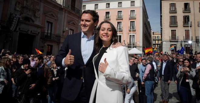 La líder de Ciudadanos en Cataluña, Inés Arrimadas, junto al presidente de Ciudadanos, Albert Rivera, un acto este sábado en la madrileña plaza de la Villa, en el que ha confirmado que concurrirá a las elecciones generales del 28 de abril como número uno