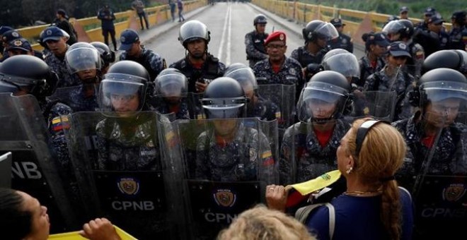 Simpatizantes de la oposición se manifiestan frente a la Guardia Nacional Bolivariana de Venezuela.- REUTERS