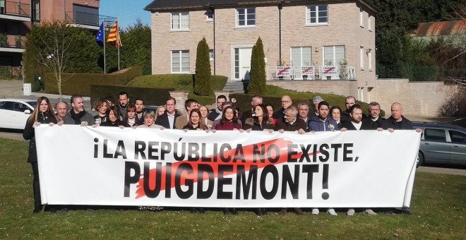 Arrimadas, enfrente de la casa de Puigdemont en Waterloo.