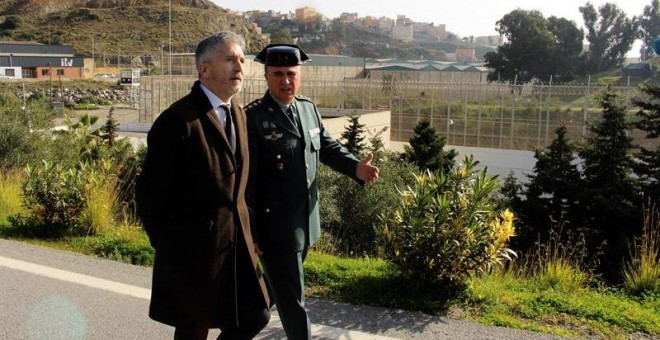 El ministro del Interior, Fernando Grande-Marlaska, durante la visita que ha realizado este sábado al puesto fronterizo de El Tarajal .EFE