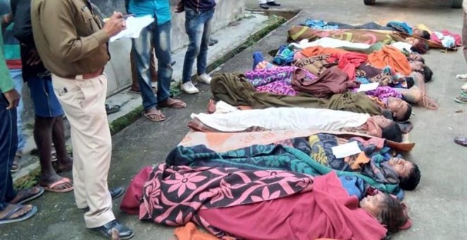 Los cuerpos de 16 personas envenenadas esperan recibir sepultura en el exterior del hospital de Golaghat en Assam (India), este viernes. Al menos 16 personas murieron y otras 20 se encuentran hospitalizadas, en su mayoría trabajadores de una plantación de