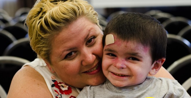 Lidia junto a su hijo Leo, de cinco años./ Imagen de LETICIA PELLICER.