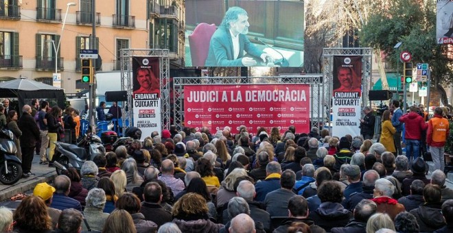 Centenars de persones han seguit la declaració de Jordi Cuixart al costat de la seu d'Òmnium. ÒMNIUM CULTURAL