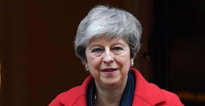 La primera ministra británica, Theresa May, abandona el número 10 de Downing Street en Londres. (ANDY RAIN | EFE)