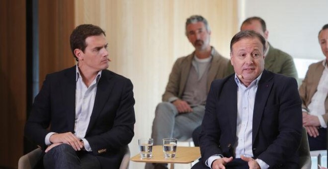 El presidente de Ciudadanos, Albert Rivera, junto al exdirigente socialista Joan Mesquida. / EFE