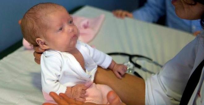 María, el bebé más pequeño del mundo en ser sometido a una ablación cardíaca. / EFE