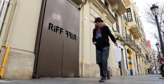 Un hombre pasa ante la puerta del restaurante Riff de Valencia. EFE/Manuel Bruque