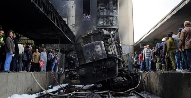 Vista de los daños en uno de los andenes de la estación de tren central en El Cairo tras el incendio. EFE/ Khaled Elfiqi