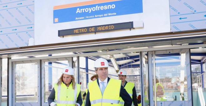 El presidente de la Comunidad de Madrid, Ángel Garrido, en el acceso a la nueva estación, junto a Rosalía Gonzalo.