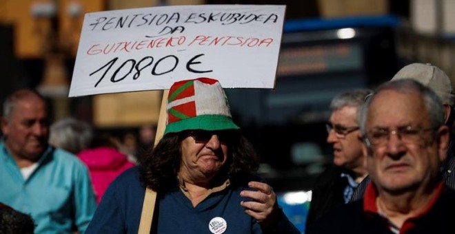 Pensionistas y jubilados vascos han vuelto a manifestarse este lunes en San Sebastián en demanda de pensiones 'dignas', de 1.080 euros al mes como mínimo. - EFE