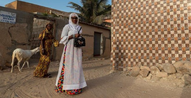 Mujeres senegalesas caminan en el pueblo de Ngor, en el extremo más occidental de África, Dakar, Senegal. EFE
