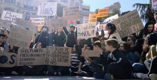 Un centenar de estudiantes se concentra frente al Congreso para reclamar medidas contra el calentamiento global./AT