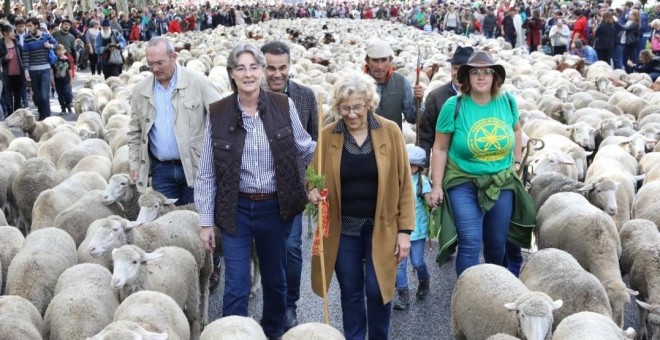 Carmena, acompañada de la primera teniente de alcalde, Marta Higueras. / Ayuntamiento de Madrid