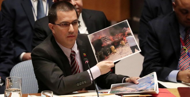 El ministro de Exteriores venezolano, Jorge Arreaza sostiene una imagen mientras hablaba durante la reunión del Consejo de Seguridad de las Naciones Unidas sobre la situación en Venezuela. / REUTERS - SHANNON STAPLETON