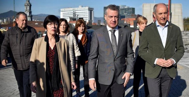 El lehendakari, Iñigo Urkullu (c), junto a varios consejeros, ha visitado la capilla ardiente para despedir al expresidente del PNV Xabier Arzalluz, fallecido el pasado jueves. EFE/MIGUEL TOÑA