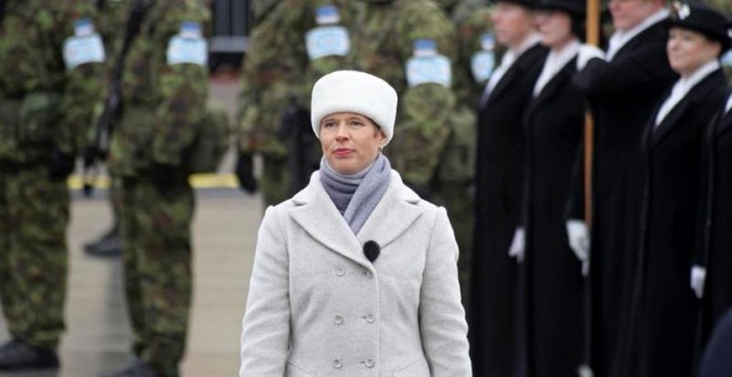 Kersti Kaljulaid, presidente de Estonia, durante el desfile del día de la Independencia. EFE/EPA/Valda Kalnina