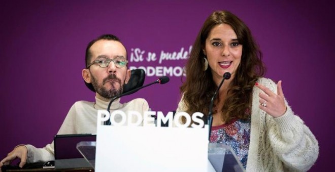 La portavoz del Consejo de Coordinación del partido, Noelia Vera, y el secretario de Organización de Podemos, Pablo Echenique, durante la rueda de prensa tras el Consejo de Coordinación de Podemos.- EFE/Luca Piergiovanni