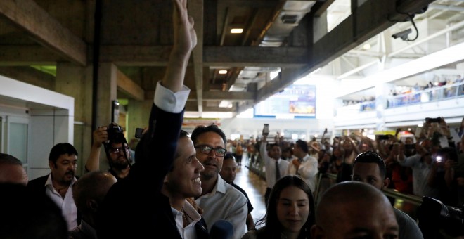 El líder opositor venezolano, Juan Guaidó, a su llegada al aeropuerto de Caracas. / REUTERS - CARLOS JASSO