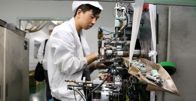 Un empleado trabaja en una línea de producción de baterías de iones de litio dentro de una fábrica en Dongguan, provincia de Guangdong, China. REUTERS / Joyce Zhou