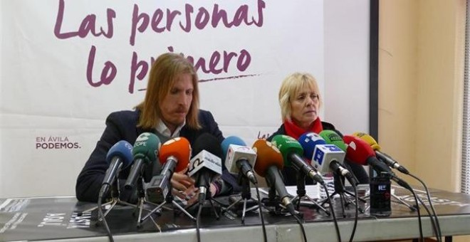 La candidata de Podemos en Ávila, Pilar Baeza, junto a Pablo Fernández, líder autonómico. / EUROPA PRESS