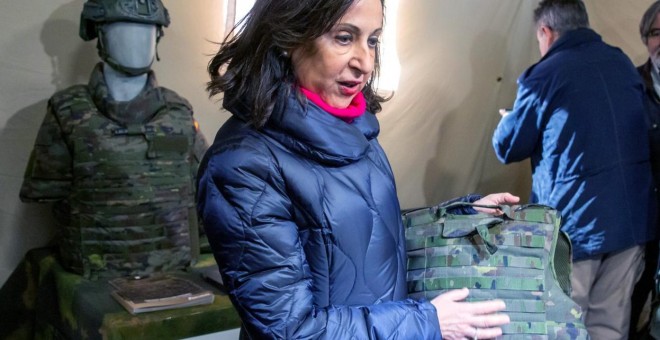 La ministra Margarita Robles muestra el chaleco de protección para las mujeres del Ejército | EFE