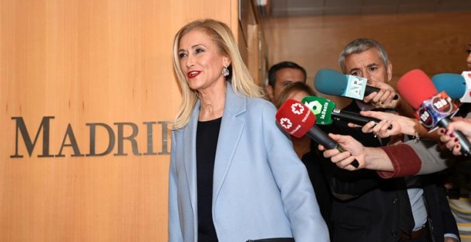 Cifuentes llega a la Asamblea para comparecer en la comisión de universidades. / EFE