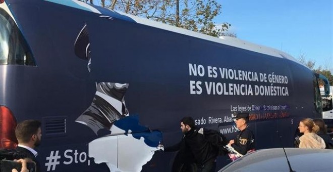 El autobús de Hazte Oír con los eslóganes, que atacaban las leyes de igualdad de género, arrancados. / EUROPA PRESS